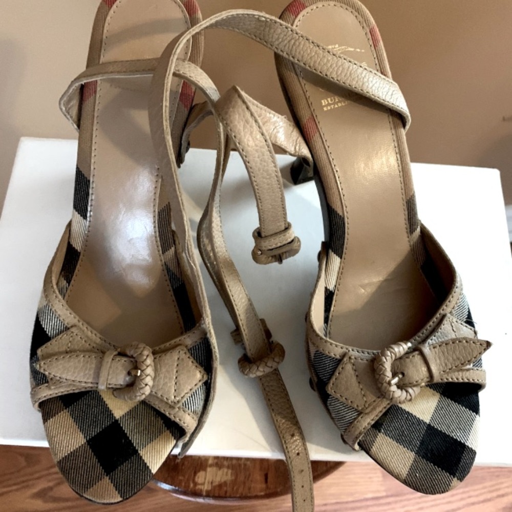 Burberry sandals sz40 (authentic/gentle used and in great condition)